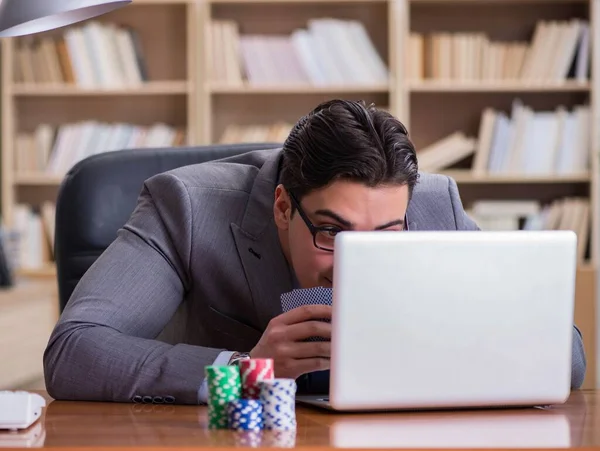 El hombre de negocios jugando a las cartas en el trabajo —  Fotos de Stock