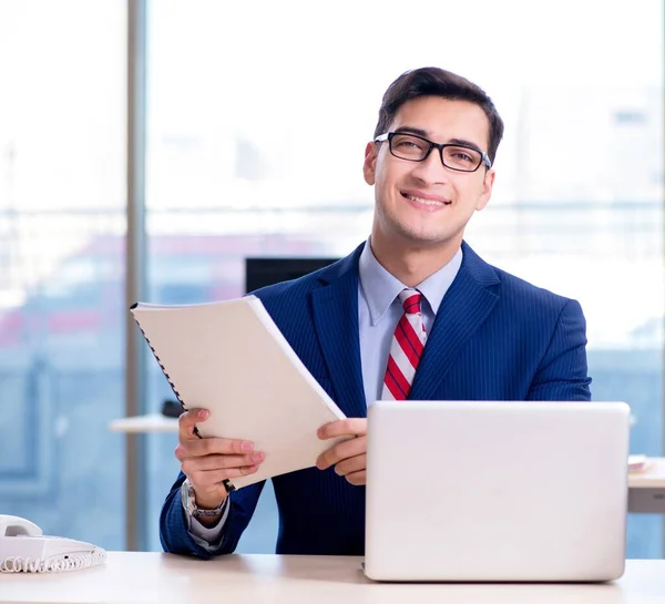 Joven hombre de negocios guapo empleado que trabaja en la oficina en el escritorio — Foto de Stock