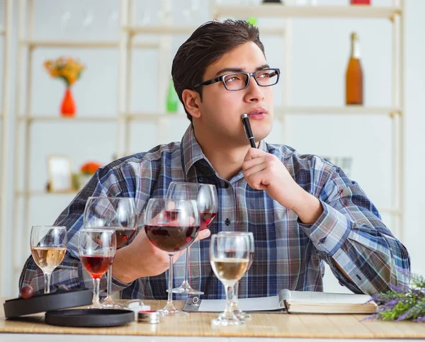 Den professionella sommelier provsmakning rött vin — Stockfoto