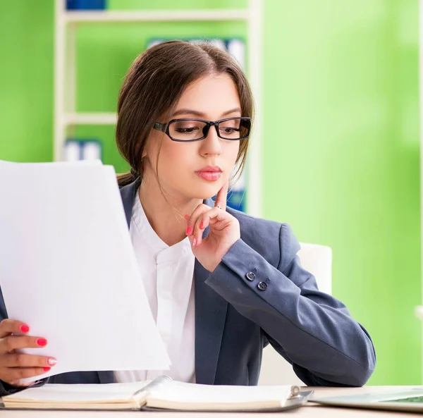 Jeune employée très occupée par la paperasserie en cours — Photo