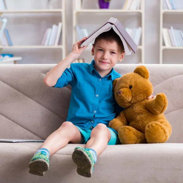 Niño pequeño leyendo libros en casa — Foto de Stock