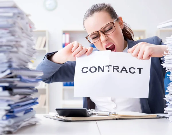 A empresária rasgando seu contrato — Fotografia de Stock