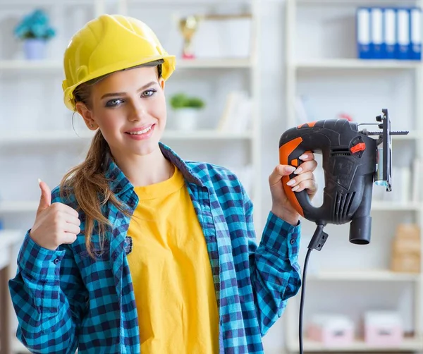 Die Frau in der Werkstatt mit der Kreissäge — Stockfoto