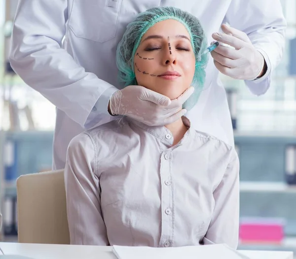 Plastisch chirurg bereidt zich voor op operatie op vrouw gezicht — Stockfoto