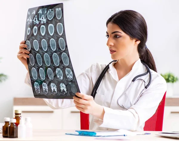 Female doctor radiologist with x-ray can image — Stock Photo, Image