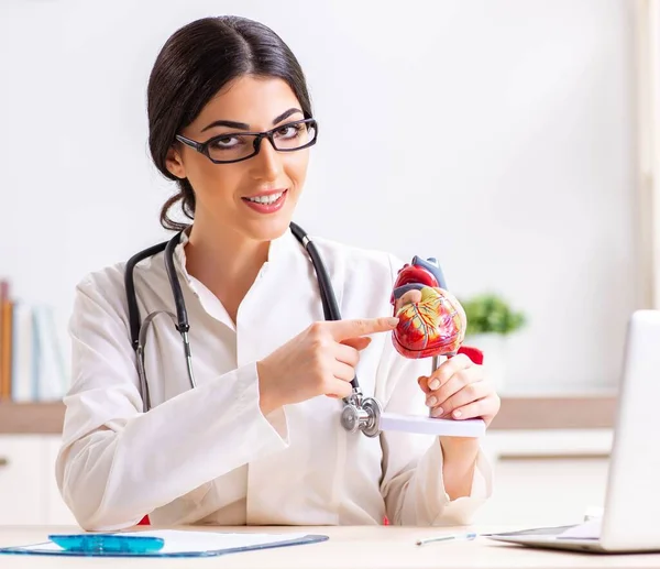 Donna medico mostrando modello di cuore agli studenti — Foto Stock