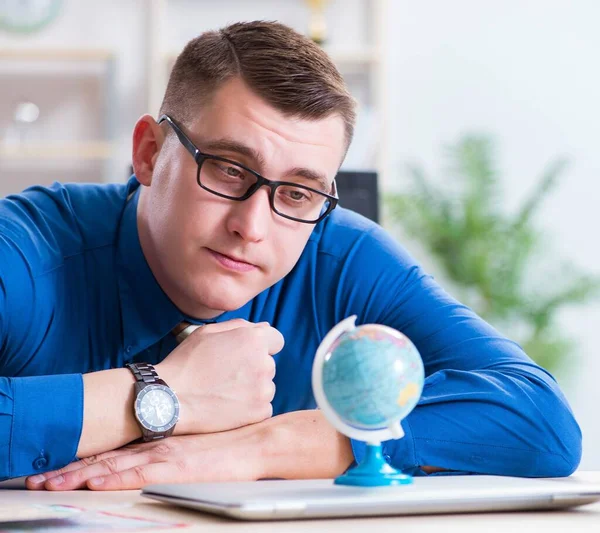 Junger Mitarbeiter bereitet sich auf Urlaubsreise vor — Stockfoto