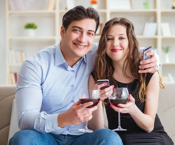 Молодая пара пьет вино в романтической концепции — стоковое фото