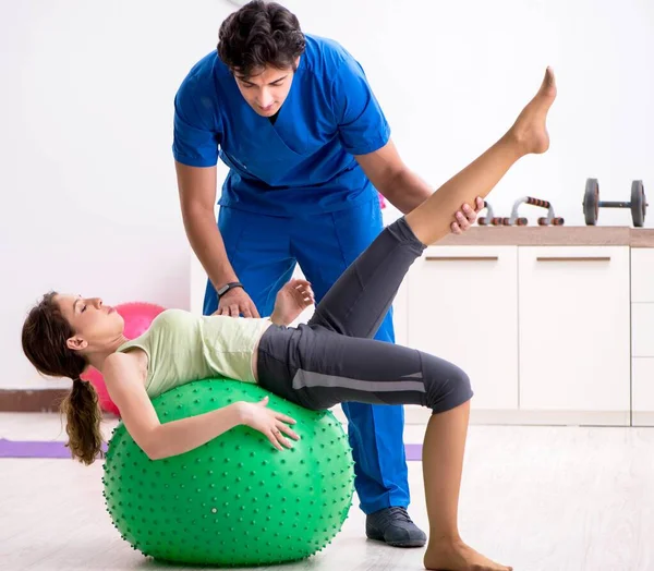Istruttore di fitness che aiuta lo sportivo durante l'esercizio — Foto Stock
