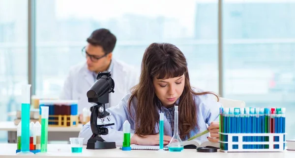 Dois químicos que trabalham em laboratório experimentando — Fotografia de Stock