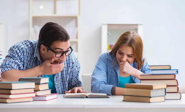 Pareja de estudiantes que estudian para exámenes universitarios — Foto de Stock