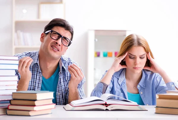 Par de estudantes que estudam para exames universitários — Fotografia de Stock