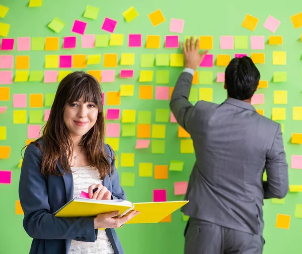 Kollegen aus der Wirtschaft diskutieren zukünftige Prioritäten — Stockfoto