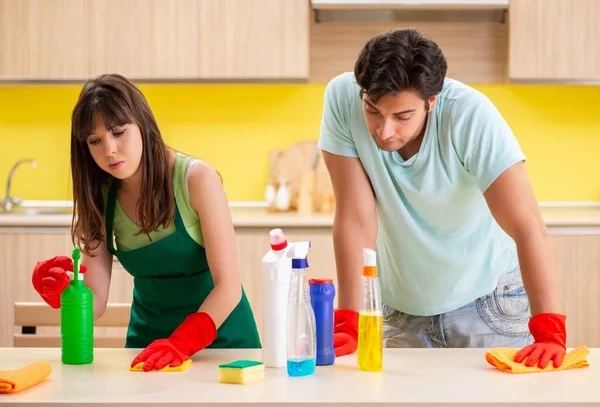 Jovem casal trabalhando na cozinha — Fotografia de Stock