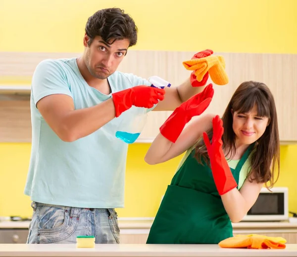 Jovem casal trabalhando na cozinha — Fotografia de Stock