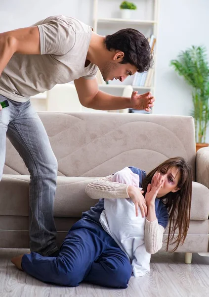 Verzweifelte Ehefrau mit aggressivem Ehemann in häuslicher Gewalt — Stockfoto