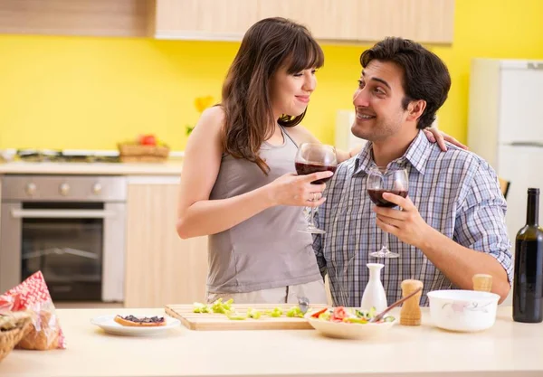 Молодая пара празднует годовщину свадьбы на кухне — стоковое фото