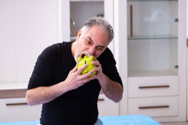 Emeklilik konseptinde mutsuz yaşlı bir adam.