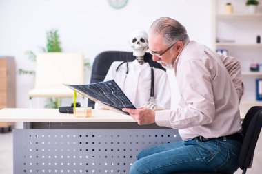 Yaşlı adam ölü doktor radyolojisti ziyaret ediyor.