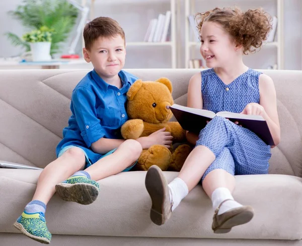 家で本を読んでいる二人の子供 — ストック写真