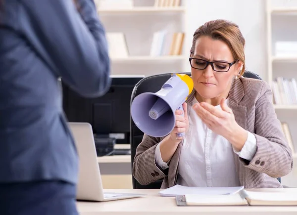 Wütender Chef entlässt Mitarbeiter wegen schlechter Leistung — Stockfoto