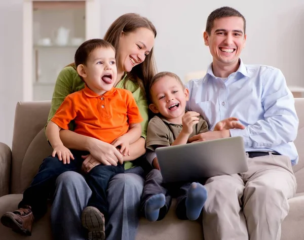 Jonge familie surfen internet en kijken naar foto 's — Stockfoto