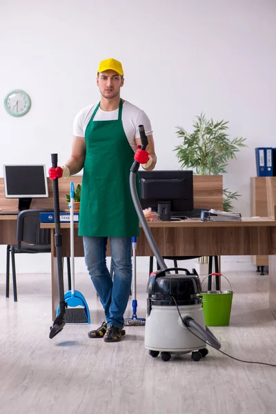 Ung manlig entreprenör städa kontoret — Stockfoto