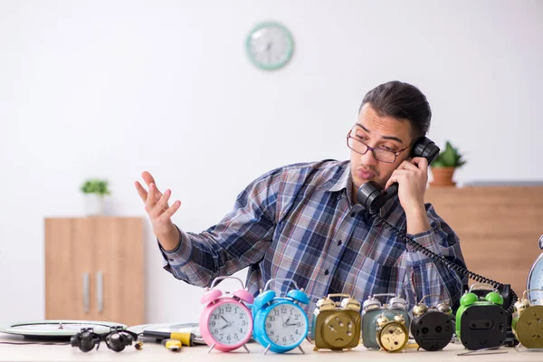 Junger Uhrmacher arbeitet in der Werkstatt — Stockfoto