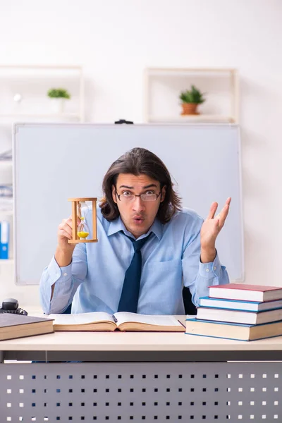 Ung affärsman student i time management koncept — Stockfoto