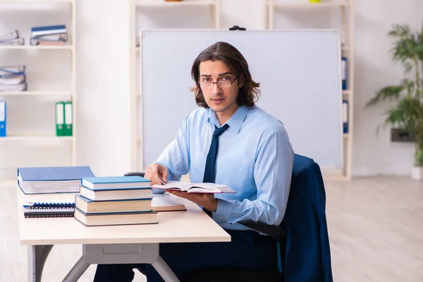 Giovane studente uomo d'affari che studia sul posto di lavoro — Foto Stock