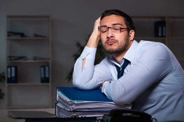 Young businessman working late in the office — Stock Photo, Image