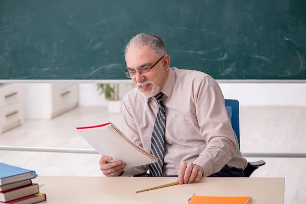 Alt männlich lehrer im die klasse — Stockfoto