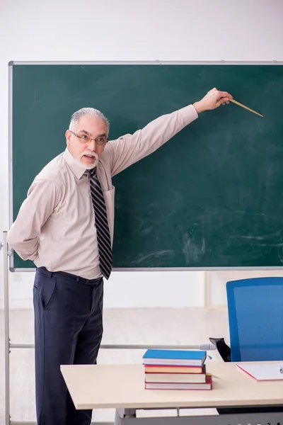 Alt männlich lehrer im die klasse — Stockfoto