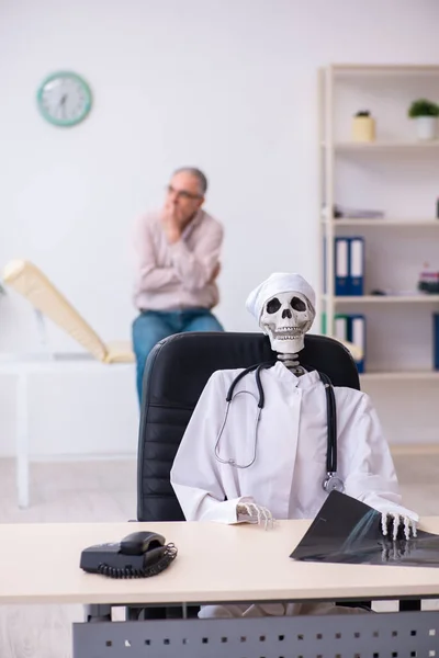 Old man visiting dead doctor radiologist — Stock Photo, Image