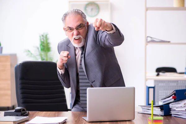 Üzletember dühös és dühös a munkahelyen — Stock Fotó