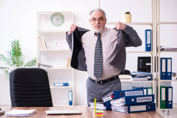 Empresario enojado y furioso en el lugar de trabajo —  Fotos de Stock