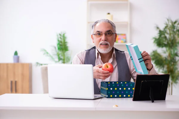 Viejo en el concepto de Navidad en casa —  Fotos de Stock