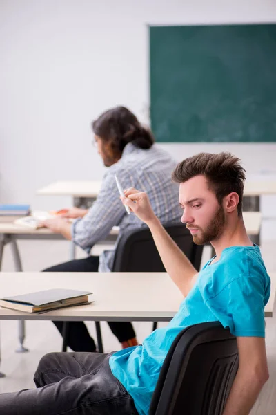 Dois alunos do sexo masculino no conceito de bullying na sala de aula — Fotografia de Stock