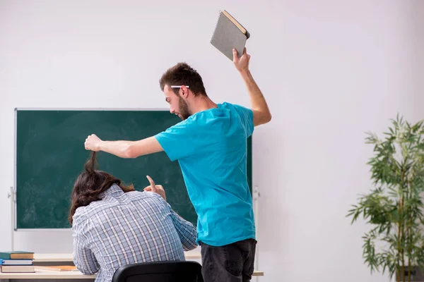 Twee mannelijke leerlingen in het pestconcept in de klas — Stockfoto