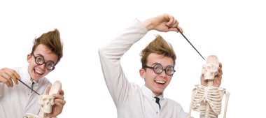 İskeleti beyaz olan komik doktor.