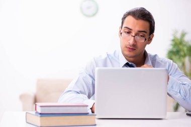 Evden çalışan genç bir erkek.