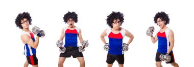 Halterle egzersiz yapan komik bir adam.