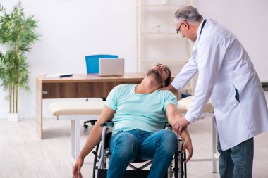 Tecrübeli doktor ve tekerlekli sandalyedeki genç hasta.