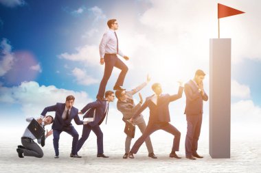 Kariyer gelişimi konsepti iş adamlarının merdivenlere tırmanması