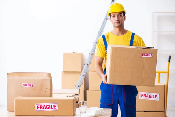 Young male professional mover doing home relocation — Stock Photo, Image