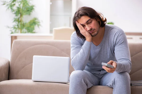 Jonge mannelijke werknemer freelancer werken vanuit huis — Stockfoto