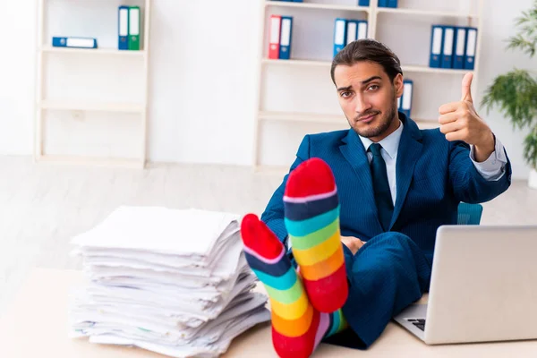 Pengusaha laki-laki muda yang bekerja di kantor — Stok Foto