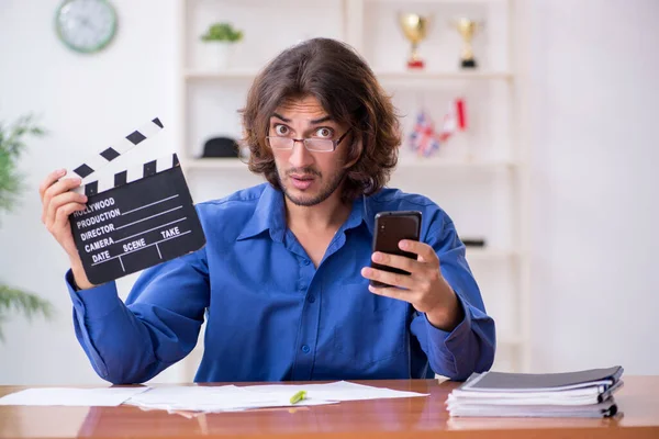 Diretor de cinema trabalhando no estúdio — Fotografia de Stock