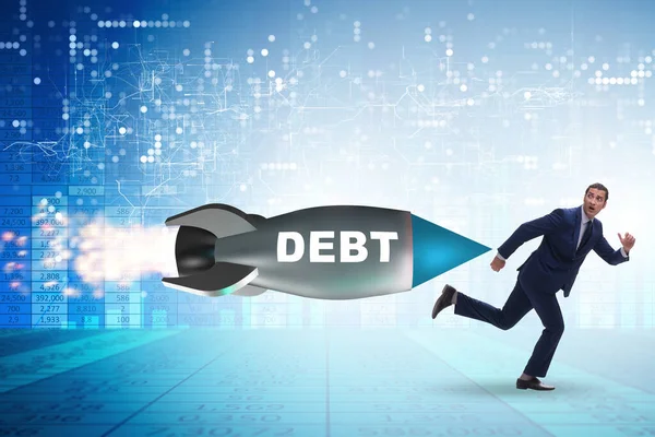 Koncepcja kredytu i długu z biznesmenem ściganym przez rakietę — Zdjęcie stockowe