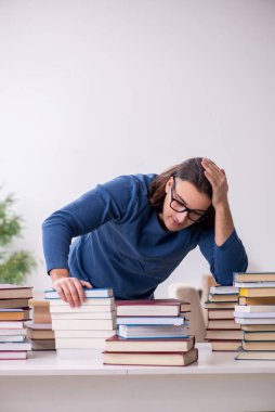 Evde sınava hazırlanan genç bir erkek öğrenci.